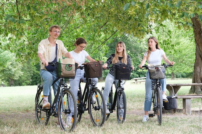 Versailles: Bike Rental, Different Sizes - The real friction point: locking up and deposit processing