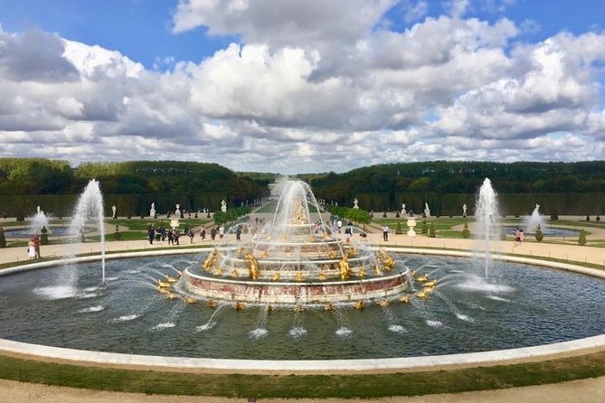 Versailles Palace and Giverny Private Guided Tour from Paris - Versailles Palace with priority entry and a guided route