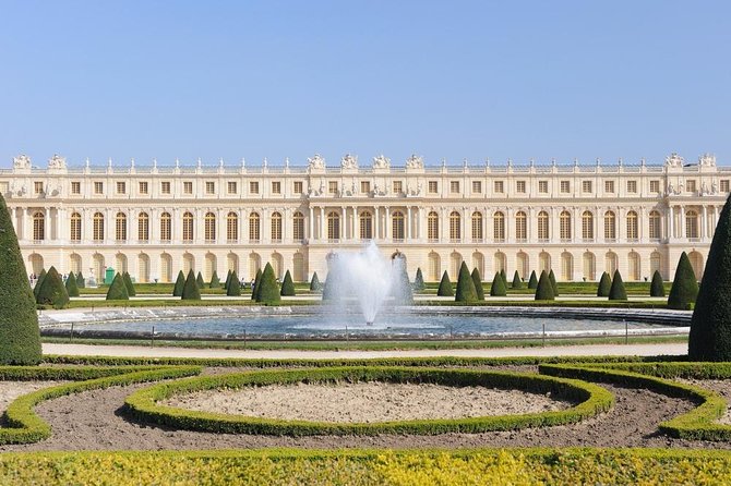 Versailles Palace & Marie-Antoinette's Estate Guided Tour - Lunch near the Grand Canal: the pause that keeps the day on track