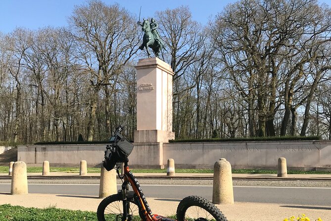 Versailles: Path of the Heroes on original electrics 2 wheels - Stop 3: Place dArmes, the war staging area before you picture the Chateau