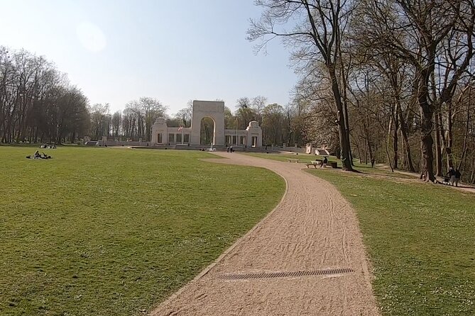 Versailles: Path of the Heroes on original electrics 2 wheels - Stop 5: Versailles near the town hall, war memorials, and the Germans-housed hotel detail