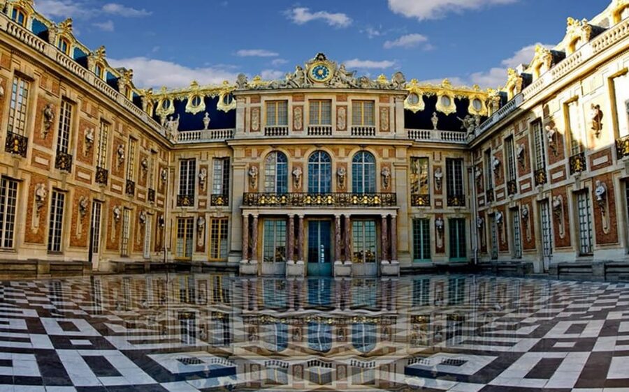 Versailles: Private Family Tour of Palace w/ Reserved Entry - Entering the Palace: Hall of Mirrors is your family spotlight