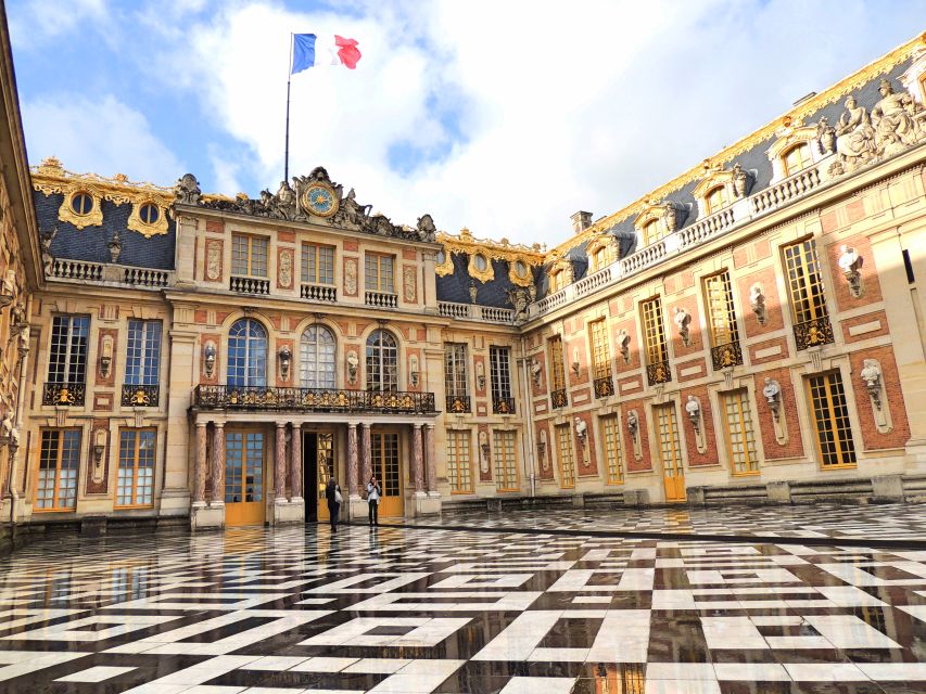 Versailles: Skip-the-Line Guided Palace Tour and Full Access - Where to meet at Versailles, and how not to miss your window