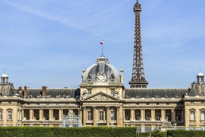 Virtual Reality Guided Tour at the Eiffel Tower - VR Time Travel on the Champ-de-Mars