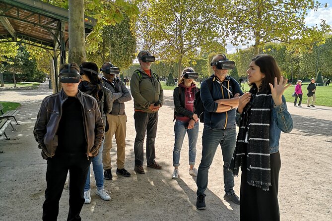 Virtual Reality Guided Tour at the Eiffel Tower - Crowd-Proof Sightseeing, with One Real-Life Catch