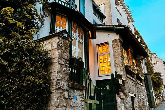 Walking Tour in Montmartre with a guide - Stop 1: Le Mur des Je t’aime and the 250-language trick