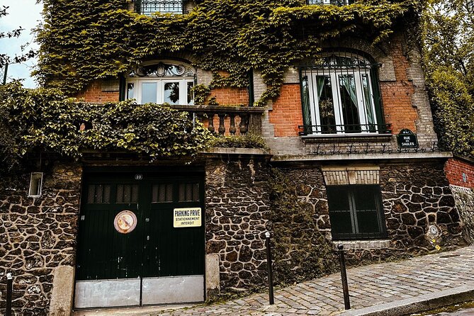 Walking Tour in Montmartre with a guide - Stops 5 and 6: Place du Tertre and Place Dalida, where the street life happens