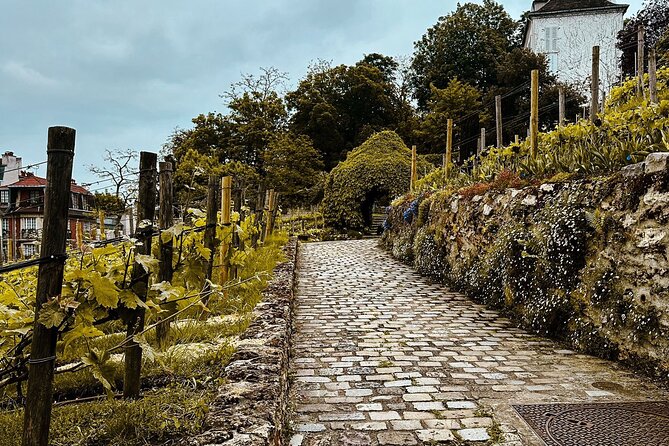 Walking Tour in Montmartre with a guide - Price and value: what $35 buys you here