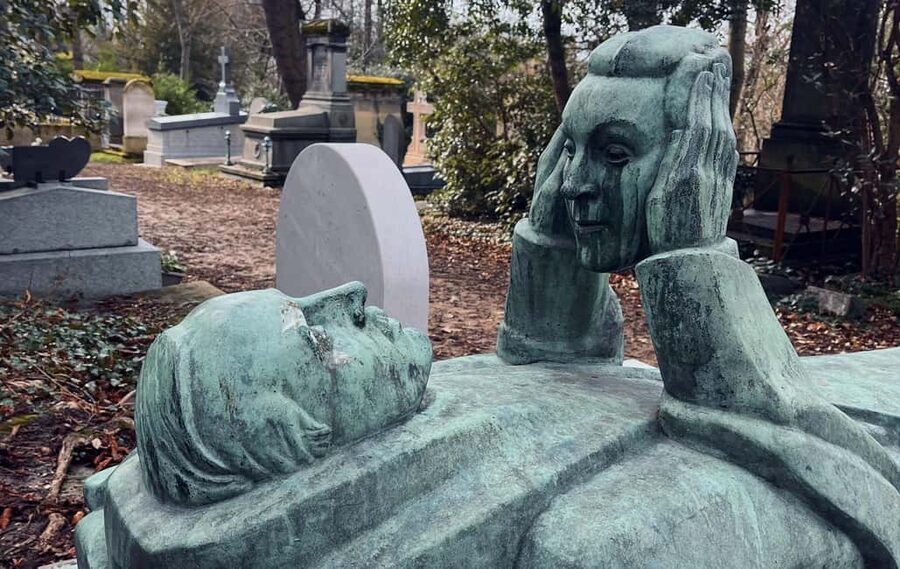 Who Killed Victor ? Escape Game at Père Lachaise Cemetery - The game flow in 2 hours, clues, riddles, and regroup moments